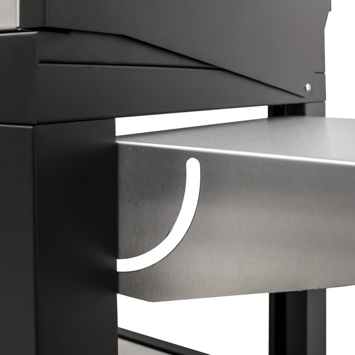 dettaglio tavolino barbecue a legna